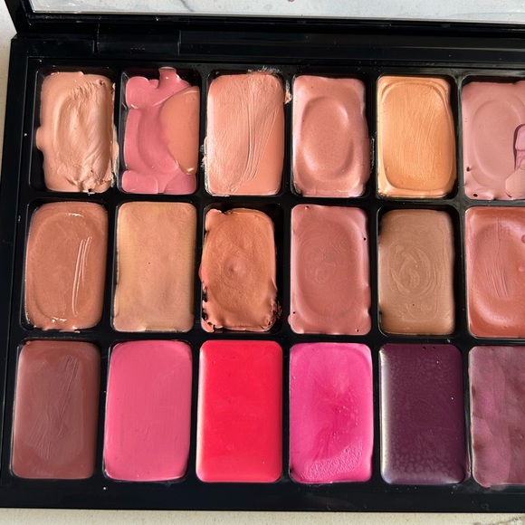 MAC Cosmetics Lip Palette - Pink, Red, and natural Shades - Picture 4 of 5